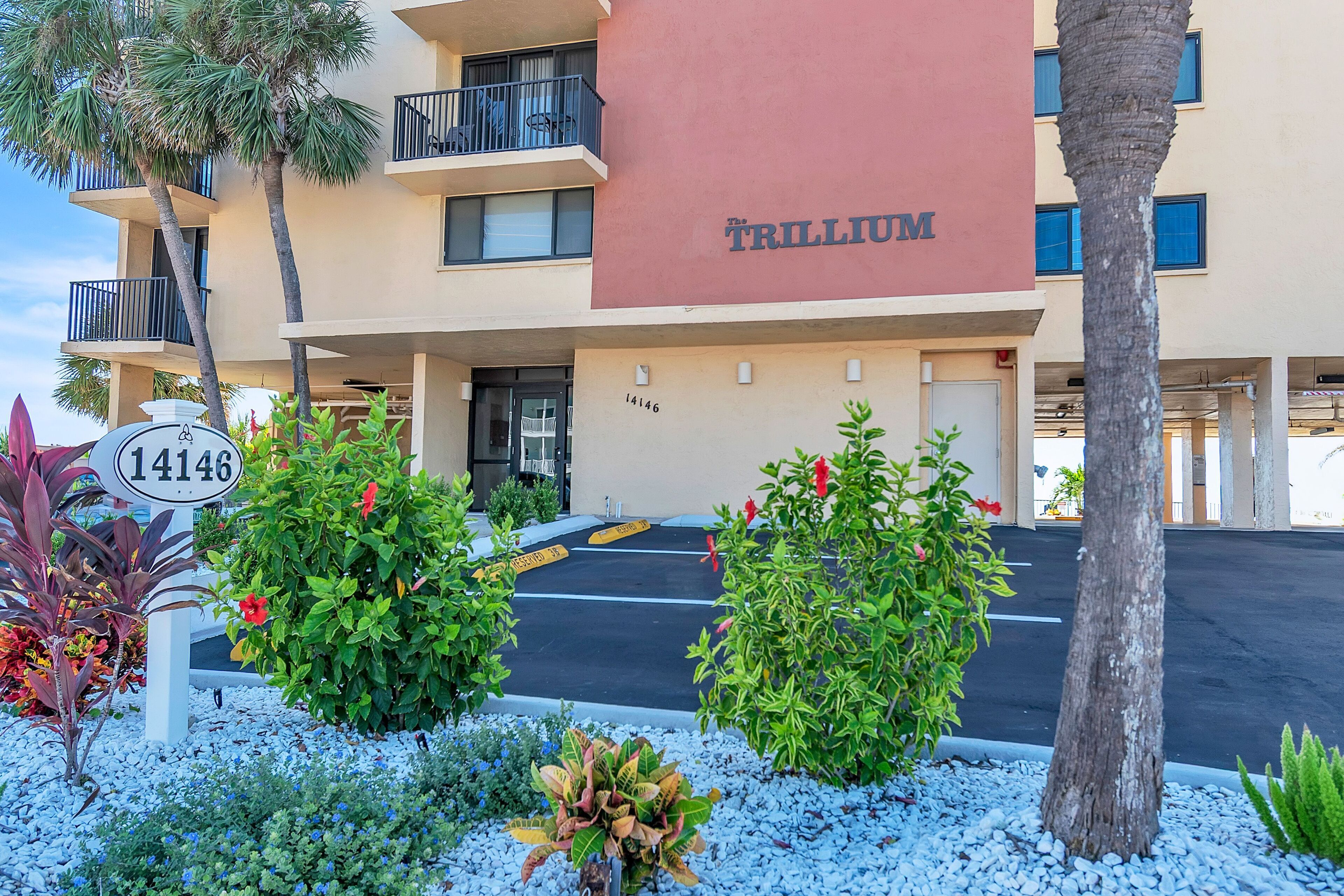 Ein Hotel namens 'TRILLIUM' mit der Schildernummer '14146'.