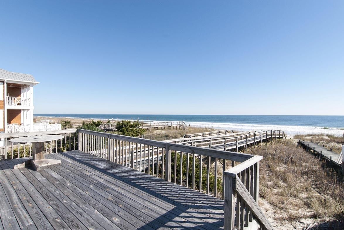 Oceanfront home w rooftop deck, private boardwalk