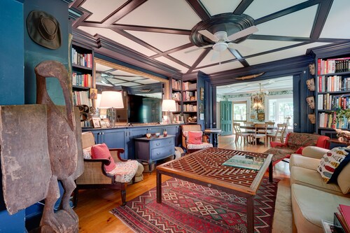 Gorgeous Victorian-Style House w/ Hilltop Pool!