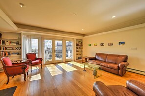 TV, fireplace, DVD player, books - Multi-Level Marion House: Loft, Deck + Ocean Views (Marion)
