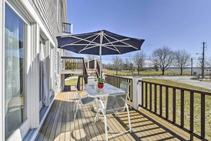 Outdoor dining - Multi-Level Marion House: Loft, Deck + Ocean Views (Marion)
