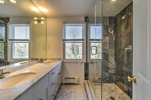 Hair dryer, towels - Multi-Level Marion House: Loft, Deck + Ocean Views (Marion)