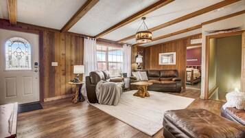 Smart-tv, een open haard en tafelvoetbal