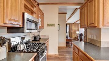 Refrigerador con congelador, microondas, horno y parrilla de estufa