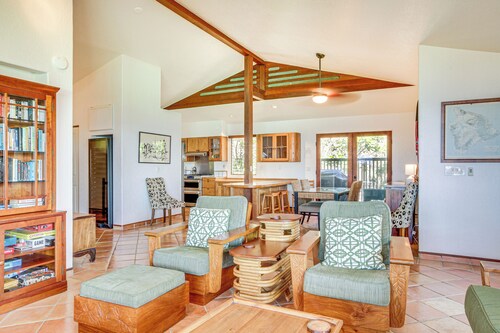 Walk to Beach! Big Island Bungalow w/ Ocean View