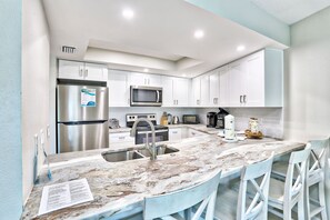 Kjøleskap, mikrobølgeovn, ovn og kokeplater