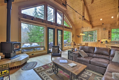 Olympic Nat’l Park Base: Luxe Port Angeles Cabin