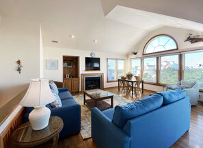 スマートテレビ、DVD プレーヤー、卓球台、書庫