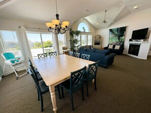 Älytelevisio, takka, DVD-soitin, pöytäjalkapallopöytä