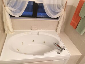 Ensemble douche/baignoire, sèche-cheveux, serviettes fournies, savon