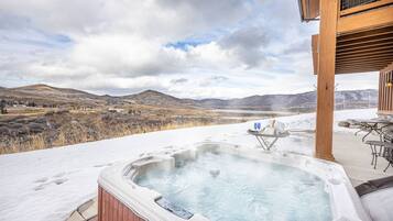 Banyera d'hidromassatge a l'aire lliure