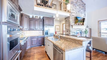 Frigorífic, microones, forn i placa de cuina