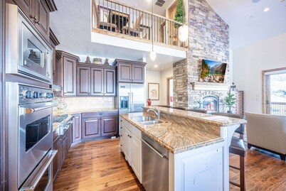 *Complimentary Ski Rentals* Perfect for Families – 2 Mins to Skiing | Private Hot Tub | Game Room