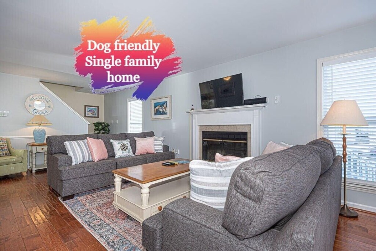 Luxury 2-story, 3 bedrooms plus den house with free WiFi, linen included, backyard for pet friendly, located in a family-friendly neighborhood on the bayside ju