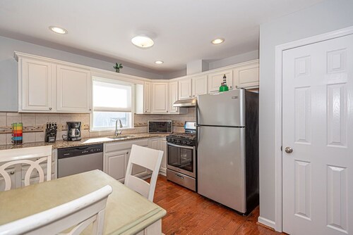 Luxury 2-story, 3 bedrooms plus den house with free WiFi, linen included, backyard for pet friendly, located in a family-friendly neighborhood on the bayside just a few blocks from the beach!