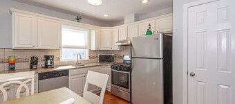 Maison de luxe de 2 étages, 3 chambres et salon avec WiFi gratuit, barbecue au charbon de bois et arrière-cour située dans un quartier familial sur le côté de la baie à quelques pâtés de maisons de la plage! Linge de maison inclus.