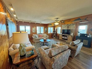 TV, lettore DVD, libri, videoteca