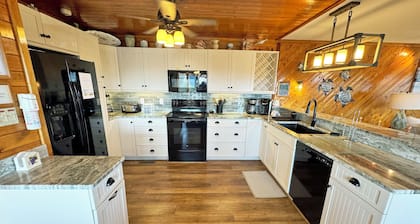 OCEANFRONT KAUNEUS! 4 makuuhuoneella, suora yhteys rannalle, WiFi ja koira ystävällisesti!