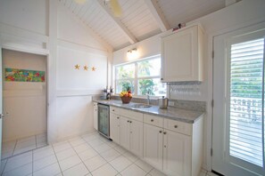 Full-sized fridge, microwave, oven, stovetop