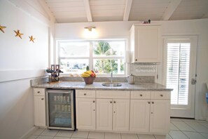 Full-size fridge, microwave, oven, stovetop