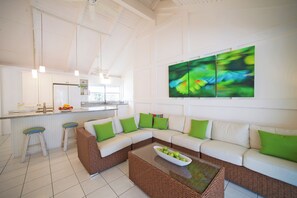 Flat-screen TV, Netflix, streaming services, stereo