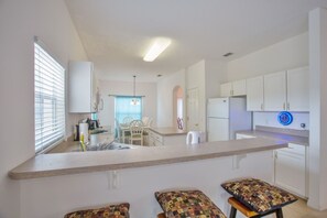 Fridge, microwave, oven, stovetop - Rent Your Own Luxury Villa in Orlando, Highgate at Legacy Park, Villa Orlando 1000 (Davenport)