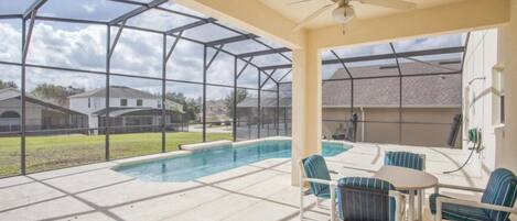 حمّام سباحة مُدفَّأ