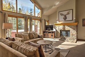 TV, fireplace