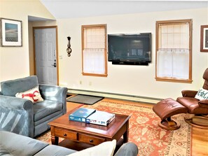 TV, DVD player - Walk to Beach, AC, WiFi, walk to bike path (Brewster)