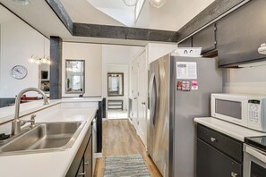 Réfrigérateur, micro-ondes, plaque de cuisson, lave-vaisselle