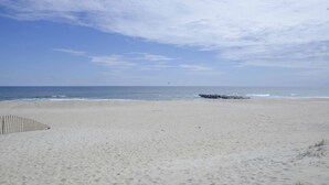 A beach with a clear sky and calm sea. - Cozy Ocean Grove Beach Retreat: Walk to the Coast! (Ocean Grove)