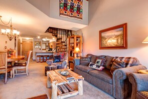 Televisión y chimenea 