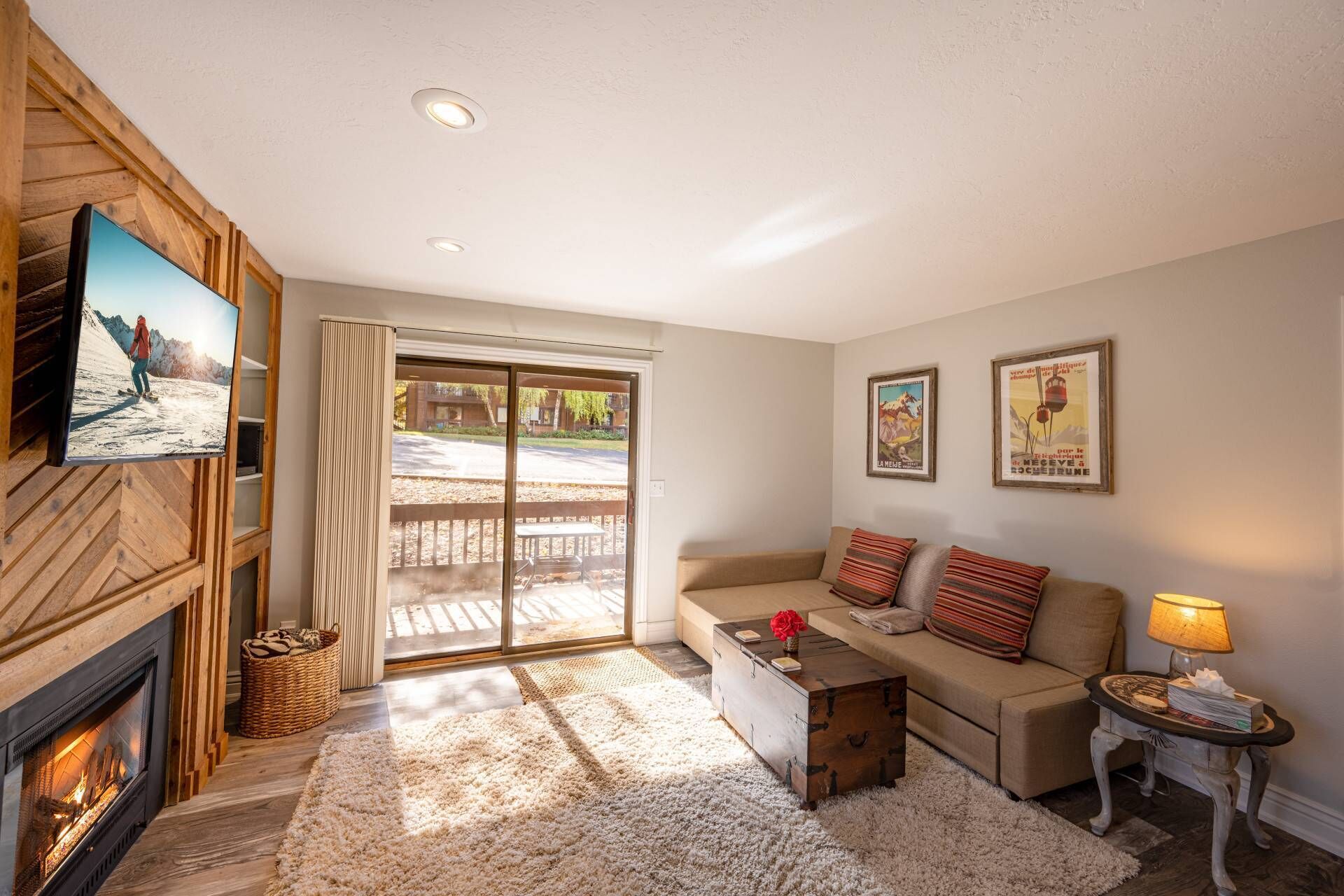 Smart-tv, een open haard en een dvd-speler