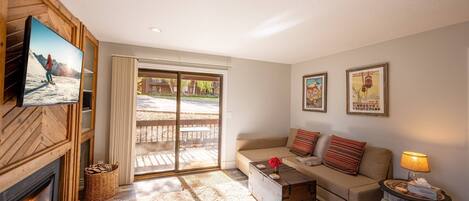 Smart-tv, een open haard en een dvd-speler