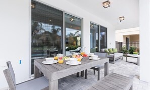 Outdoor dining - Ultra-Modern Villa with Games at Encore (Kissimmee)