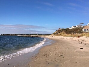 Una spiaggia nelle vicinanze