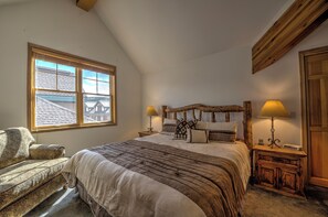 3 bedrooms, desk, Internet, bed sheets