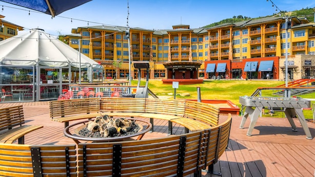 Ein Hotel mit Innenhof, der einen Feuerkorb, Sitzgelegenheiten im Freien und einen Billardtisch bietet.