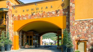 Der Eingang zum Sundial Lodge mit einer Steinfassade und einer Bogenöffnung.