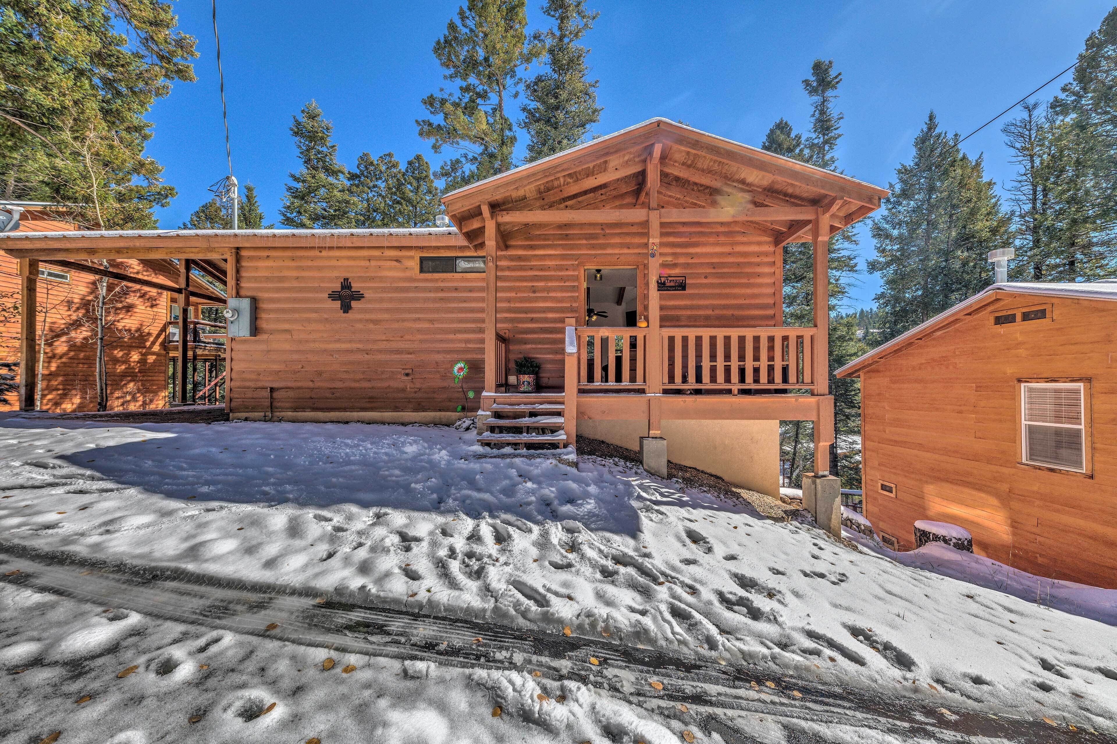 Charming 'Coppertop' Cloudcroft Cabin: 3 Mi to Ski