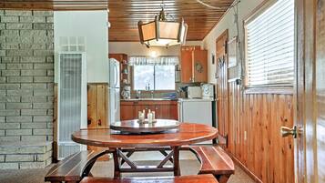 Refrigerador, microondas, parrilla de estufa y cafetera y tetera