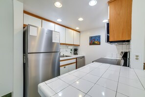 Fridge, microwave, stovetop, dishwasher