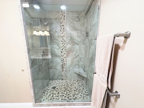 Een douche, een haardroger, handdoeken