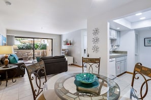 Living area - Downtown Winner – Heart of Palm Springs Condo (Palm Springs)