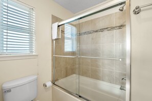 Combined shower/tub, towels, shampoo