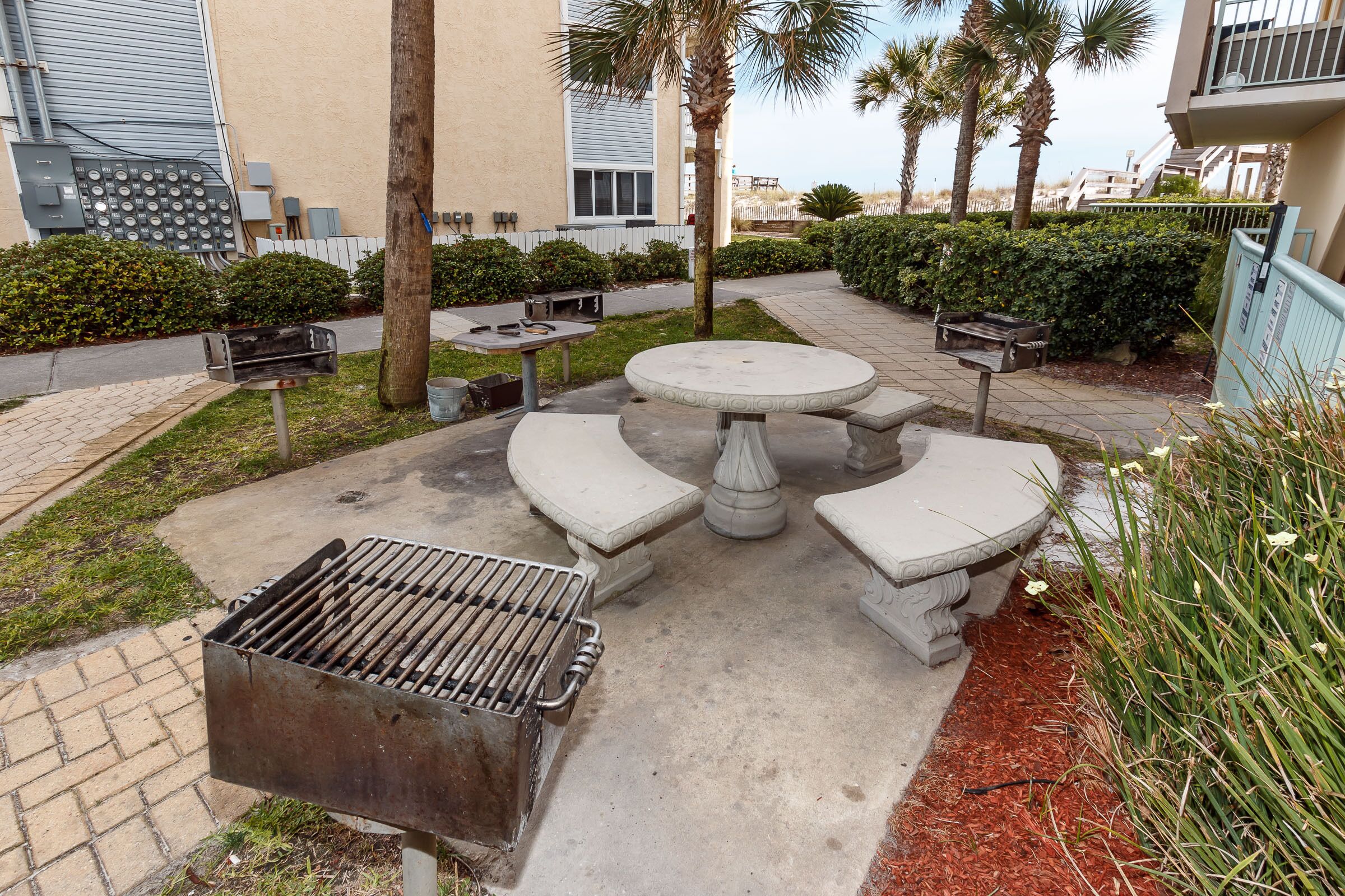 Grill/Picnic Area - Hamburgers or hotdogs, anyone?