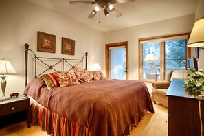3 bedrooms, Internet, bed sheets - Ski-in/ski-out, Hot tubs and sauna, Fireplace, Sleeps 8! (Breckenridge)