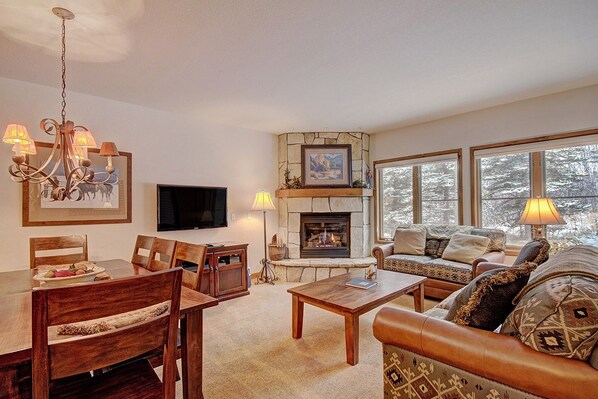 TV, fireplace - Ski-in/ski-out, Hot tubs and sauna, Fireplace, Sleeps 8! (Breckenridge)