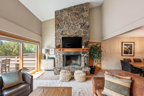 Timber Ridge 6: Teton Village- Large Townhome- Sleeps 12- Walk to Ski Lift
