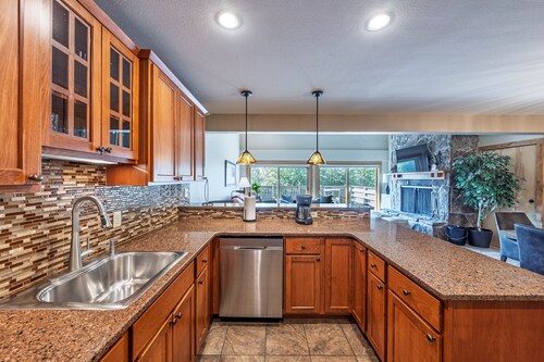 Timber Ridge 6: Teton Village- Large Townhome- Sleeps 12- Walk to Ski Lift